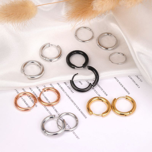 Boucles d'oreilles créoles en acier inoxydable poli faites à la main |   Couleurs Or PVD, Or Rose, Noir et Argent |   Hypoallergénique et durable - Product Image 2