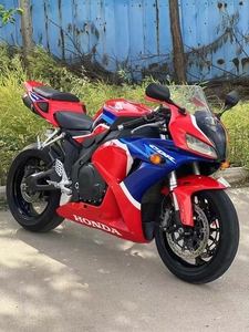 <span class=keywords><strong>Honda</strong></span> CBR1000 999cc, Motor de Cuatro Cilindros en Línea, Refrigeración Líquida, DOHC 16V, Superdeportiva de Pista, Alta Potencia, Manejo Ágil, Motocicleta Deportiva - Product Image 3