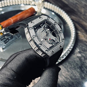 Reloj Mecánico de Lujo de Alta Calidad con Diamantes Completos y Piezas Hechas a Mano con Morganita, Disponible para Envío Inmediato - Product Image 2