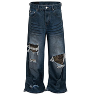 Jean en denim déchiré à jambe large, coupe vintage, effet vieilli, avec patch camouflage, style streetwear