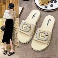 Vente en gros de tongs plates pour femmes, chaussures d'extérieur tendance, sandales plates décontractées et tongs pour femmes