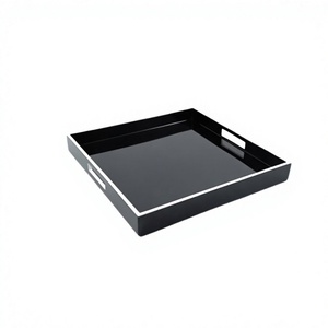 Bandeja de Servir Cuadrada Negra con Acabado Brillante, Borde Metálico y Asas Recortadas, Esmalte Negro Elegante con Acabado Brillante en Madera - Product Image 1