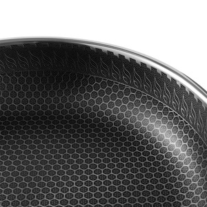 Sartén WMF Profi Resist de 28 cm, Apta para Inducción y Horno, Acero Inoxidable Pulido, Base Multicapa, Revestimiento Antiadherente PermaDur, Resistente a Arañazos - Product Image 5