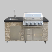 Îlot de cuisine extérieur en pierre empilée, directement de l'usine, avec barbecue à gaz 5 brûleurs intégré, évier en acier inoxydable et tiroirs de rangement
