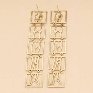 Boucles d'oreilles originales pour femme, lesbiennes, féministes, en or 18 carats, bijoux abstraits, accessoire de mode - Product Image 3