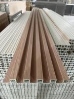 Nouveau modèle 2026 Panneau mural cannelé Revêtement composite bois-plastique WPC Panneau mural et de plafond Placage bois stratifié