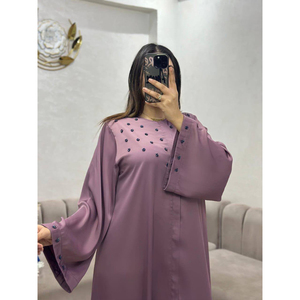 อาบายะห์ผ้าเครปสีชมพู ดีไซน์เรียบหรู พร้อมประดับด้วยลูกปัดอาเกต และผ้าคลุมศีรษะเข้าชุด - Product Image 4