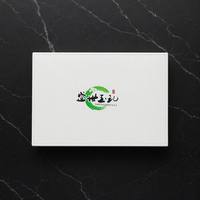 Boîte cadeau personnalisée en similicuir blanc avec insert en velours noir, emballage rigide en deux parties avec vernis UV sélectif