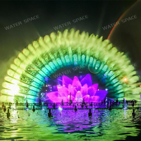 Structure d'imagerie par projection laser sur écran d'eau et diffusion de brume pour créer une ambiance nocturne immersive dans les lieux en bord de mer