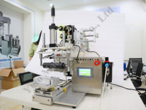 Machine <span class=keywords><strong>d</strong></span>'étiquetage de bouteilles carrées plates, petite, <span class=keywords><strong>d</strong></span>'<span class=keywords><strong>occasion</strong></span>, <span class=keywords><strong>en</strong></span> verre transparent, double face, bon marché, avec dispositif <span class=keywords><strong>d</strong></span>'impression de codage de date PLC - Product Image 1