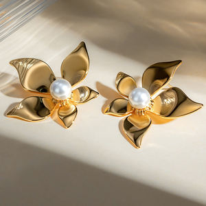 2024 moda takı hiçbiri kararmaz su geçirmez 18k altın paslanmaz çelik altın beyaz inci küpeler çiçek çelik çiçek küpe - Product Image 1