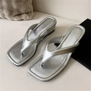 Nouvelles sandales d'été compensées à bout carré pour <span class=keywords><strong>femme</strong></span>, talons bas, pour l'extérieur, mode, tongs, dessus en PU patchwork - Product Image 3