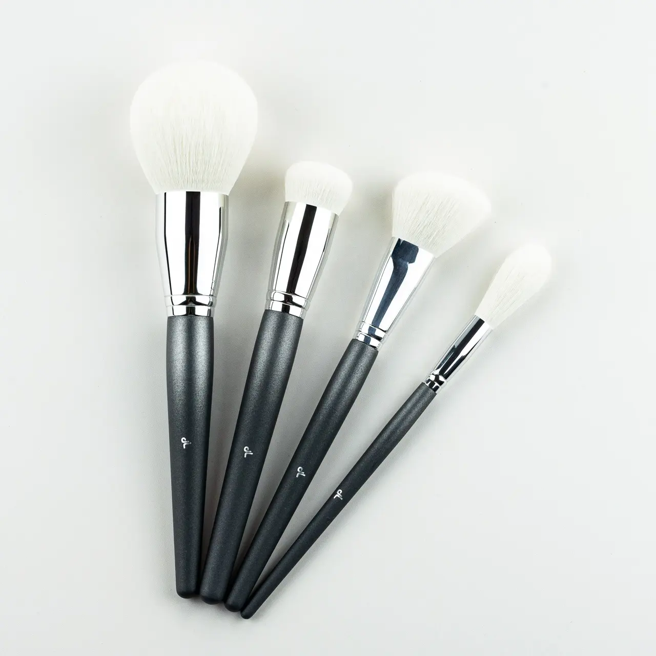 Lot de 4 pinceaux cosmétiques professionnels gris foncé avec manche en bois Kit de pinceaux de maquillage Mimic Natural Hair Powder Foundation Blush Brush Set