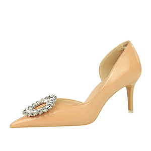 Nouvelles Chaussures à Talons Hauts 2023 Très Vendues, Talons Fins, Bout Pointu, Cuir Verni, Coupes Latérales Évidées, Boucle Strass, Chaussure Unique - Product Image 5