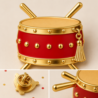 Broche en émail souple 3D motif tambour chinois, pompon doré, baguette rouge, bijoux du Nouvel An Chinois, épingle de revers, badges personnalisés en gros