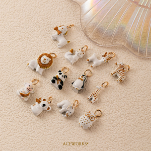 Abalorios de Cacao para el Zoológico |   Colgantes de Animales Esmaltados Pintados a Mano en Latón Chapado en Oro de 18K |   Ciervo, Zorro, Búho, Mono, Pingüino, Koala, Jirafa - Product Image 3
