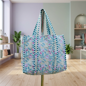 Nouveaux sacs fourre-tout matelassés en coton faits main pour femmes, style indien, collection Printemps-Été, sac à bandoulière tendance avec fermeture éclair et motif imprimé au bloc - Product Image 1