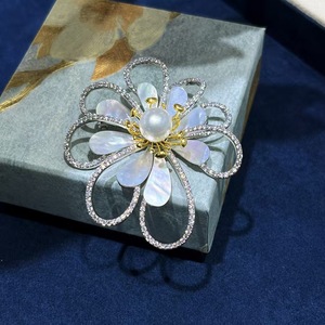 Broche de Perla de Agua de Mar Blanca Australiana para Mujer, Diseño de Mariposa Elegante y Moderno, Broche para Regalo en Ocasiones Especiales - Product Image 3