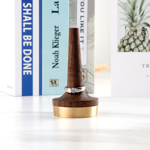 Porte-bague en bois à fond en laiton noyer noir naturel pour tour <span class=keywords><strong>de</strong></span> bague <span class=keywords><strong>de</strong></span> stockage <span class=keywords><strong>de</strong></span> bague <span class=keywords><strong>de</strong></span> bijoux - Product Image 2