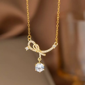 Collar de Mujer Moderno e Hipoalergénico con Colgante de Mariposa de Acero Inoxidable, Oro de 18K y Circonita - Product Image 4