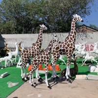 Statue de girafe réaliste grandeur nature éclairée par des lampes solaires - Sculpture d'animal de safari en fibre de verre marron beige pour décoration extérieure