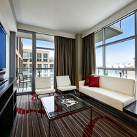 Ensemble de meubles modernes pour suite d'hôtel/appartement, en contreplaqué modulaire, comprenant : canapé carré pour salon, table basse, lit de chambre avec cadre de lit et tête de lit