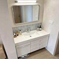 Meuble-lavabo flottant américain sur mesure, texture bois blanc, avec miroir mural et lampe pour maison résidentielle