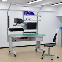Banc de travail motorisé industriel conçu pour la production en salle blanche avec réglage de hauteur programmable et conception ergonomique