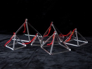 Bol chantant en cristal de quartz clair en forme de pyramide avec marteau en cristal pour la guérison sonore, la méditation, la thérapie des chakras, Merkaba - Product Image 3