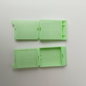 Suministros de laboratorio Material de PP desechable médico No desmontable Histología Patología Agujeros cuadrados Cassette de incrustación de tejido con tapa - Product Image 6