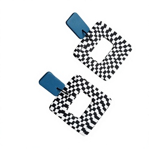 Boucles d'oreilles tendance à clipser pour femme, en résine acrylique, bijoux fantaisie, motif damier noir et blanc, forme carrée - Product Image 1