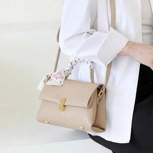 Sacs à main en cuir PU pour femmes, sacs à bandoulière de luxe de créateur avec foulard, vente en gros - Product Image 3