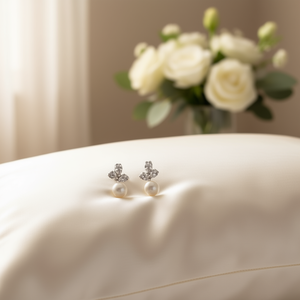 Orecchini a perno E2150 in oro bianco a forma di fiore con perle imitate e montatura a griffe, gioielli classici da donna per matrimonio - Product Image 2