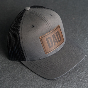 Casquette de camionneur pour homme, personnalisable avec patch en caoutchouc et patch en cuir sur le devant, dos en maille, 6 panneaux, réglable, style décontracté - Product Image 3