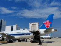 Camion de restauration aéroportuaire électrique de taille compacte adapté aux jets d'affaires et aux avions privés