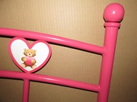 Lit double moderne en métal rose avec tête de lit en forme de cœur, structure de lit en fer robuste pour enfants