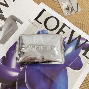 Bolsa de cosméticos personalizada de PU, bolsas de maquillaje con logotipo 3D metálico, neceser portátil de moda con cremallera para viajes de mujer - Product Image 1