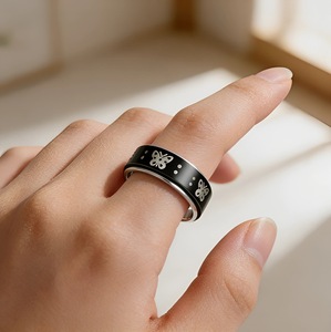 Roterende ring van roestvrij staal, zwarte band met zilverachtige vlindergravure voor angstverlichting en dagelijks modegebruik - Product Image 4