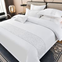 Parure de draps d'hôtel haut de gamme blanche avec broderie argentée en volutes sur toute la largeur, en satin de coton de luxe, logo de marque personnalisé, vente en gros
