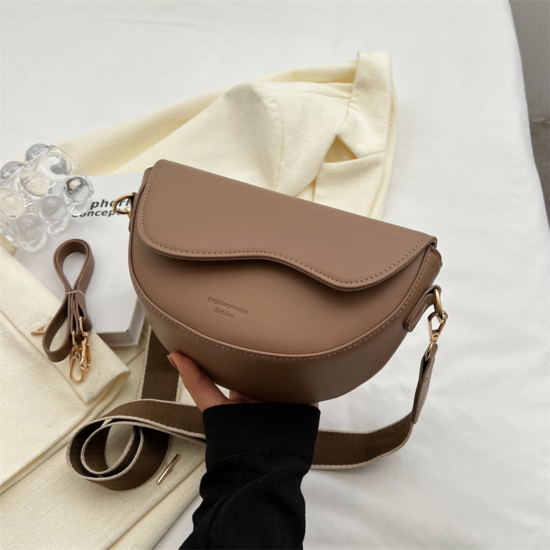 Retro Versatile One-Shoulder Crossbody Bag - Fashion & Style