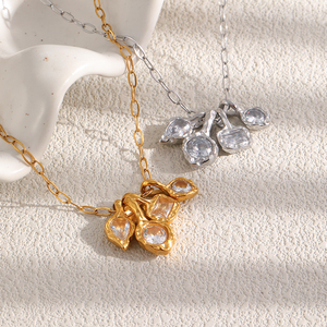 Collana con Ciondolo dal Design Raffinato <span class=keywords><strong>e</strong></span> Distintivo in Acciaio Inossidabile Placcato <span class=keywords><strong>Oro</strong></span> 18K con Motivo a Grani <span class=keywords><strong>e</strong></span> Pochi Diamanti Bianchi - Product Image 5