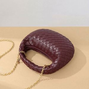 Bolso de Mano Personalizado en Lino Borgoña, Forma de Media Luna, Textura Tejida, Correa de Cadena Dorada, Asa Redonda, Colores Mixtos, Uso Diario, Moderno y Versátil - Product Image 4