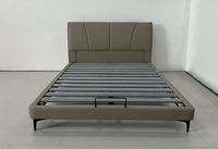 Cadre de lit rembourré Japandi avec tête de lit ondulée superposée et pieds en métal pour chambre moderne