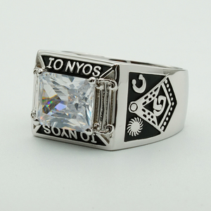 สวมใส่ความเป็นเอกลักษณ์ของคุณ |   แหวนตราประทับทองคำ 18K ทรงมรกต ประดับเพชร 5.14 กะรัต ฝังแบบ Pave Claw Rune รุ่น Heritage Investment Piece - Product Image 4