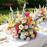 Chemin de table en fleurs artificielles roses en gros, centre de table en soie mélangée de lys et de roses pour la décoration de tables de jardin, de mariages et d'hôtels