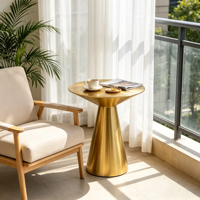Table d'appoint, table basse, ensemble de tables en métal brossé de luxe moderne avec base conique dorée pour hôtel, salon, villa