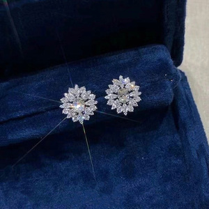 Orecchini a perno con fiore intagliato da donna, stile piccolo e scintillante, gioielli comodi per l'uso quotidiano alla moda - Product Image 2