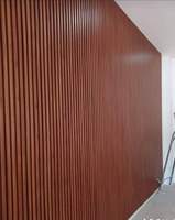 Panneau de mur Wpc cannelé de revêtement composite imperméable en plastique en bois d'intérieur Offre Spéciale