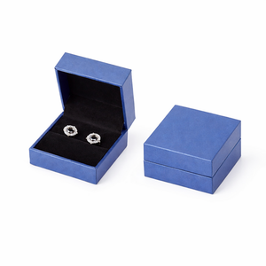 Boîte à boucles d'oreilles en gros, boîte à bijoux de luxe rigide à rabat, insert en velours pour boucles d'oreilles, logo en relief, lamination douce au toucher, OEM - Product Image 1