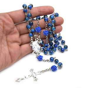 Collier chapelet rose bleu roi avec pendentif croix en alliage de zinc, bijou cadeau pour fête - Product Image 4